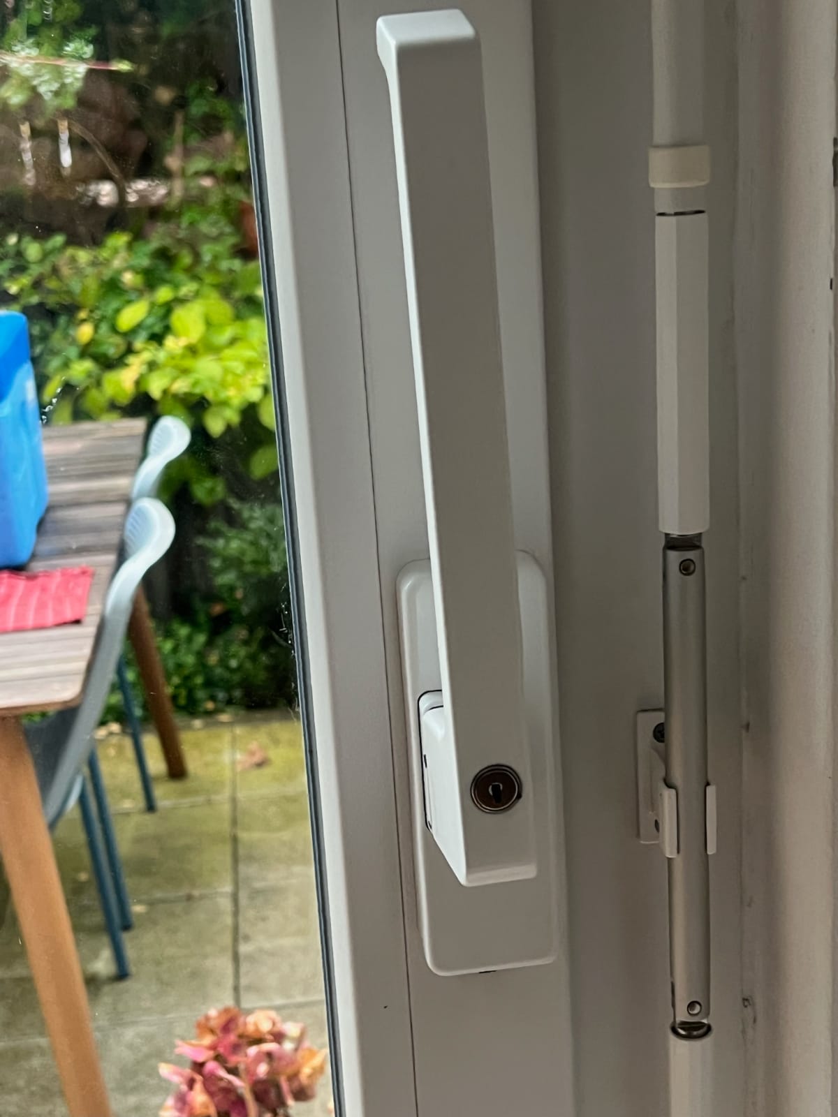 FensterFix prüft eine Terrassentür in einer Küche